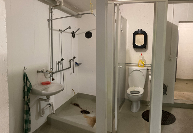 除染室にシャワー、洗面所、トイレ