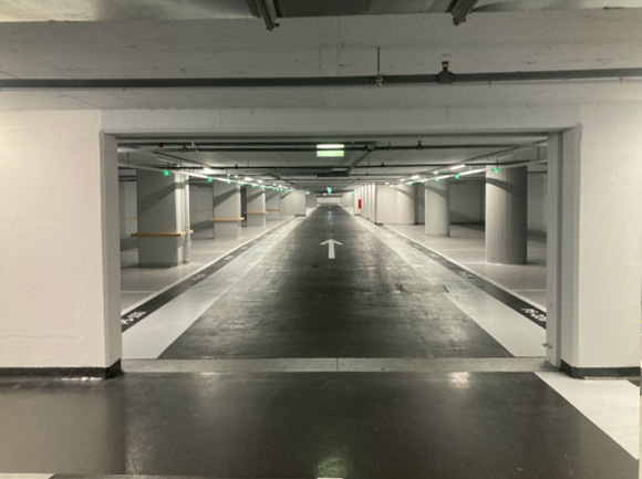 スイスの地下駐車場を利用した核シェルター