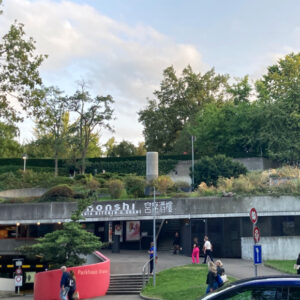 スイス核シェルター訪問レポート～緑化された大型駐車場に設けられた避難シェルター