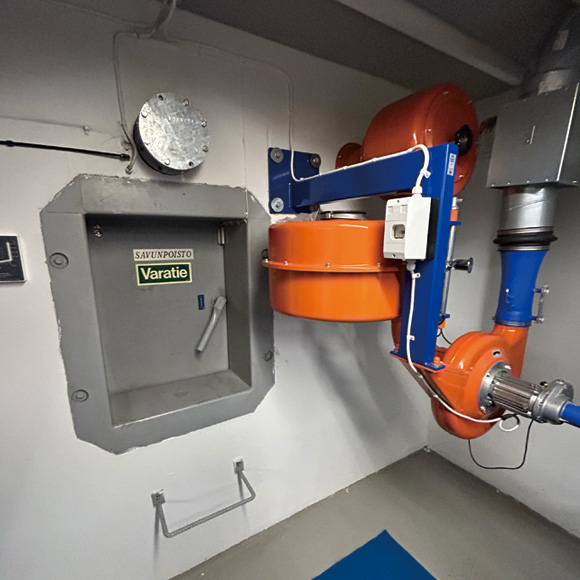 TEMET社製の換気装置と非常用脱出口扉