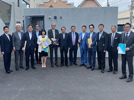 自民党シェルター議員連盟が視察来訪されました
