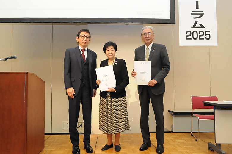 提言書を受け取られた小池百合子都知事と古屋圭司衆議院議員