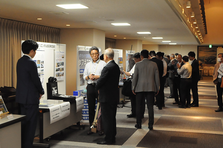 展示ブースではシェルター関連の会員企業出展