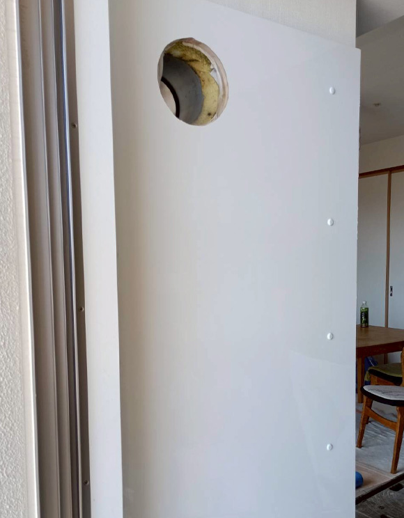 マンションの一室にある既存の吸気口（室内側）