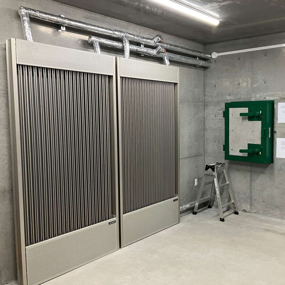 核シェルターモデルルームに展示された輻射式冷暖房パネル「ecowin」