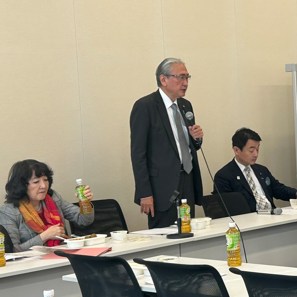 シェルター議員連盟の代表 古屋圭司衆議院議員(中央)、
幹事長 片山さつき参議院議員(左)、事務局 佐々木紀衆議院議員(右)
